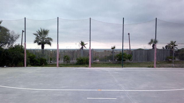 Pista esportiva del Centre Cívic de Gavà Mar sense una de les porteries ni bona part de les tanques (29 d'Octubre de 2011)